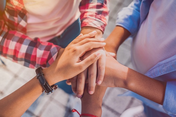 Rejouy - shutterstock volontariatsolidarite