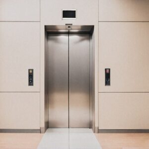 Rejouy - shutterstock ascenseursgestions
